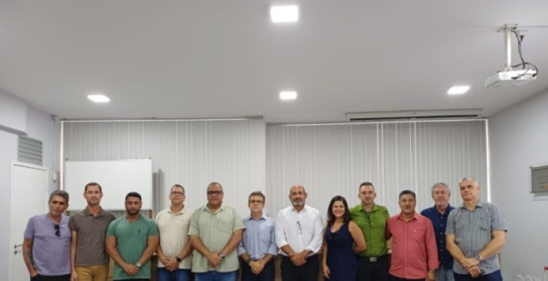 Presidente do Sindicato dos Bancários de Irecê e Região participa de encontro com superintendente do Santander 21.1 visita santander federacao dd61f