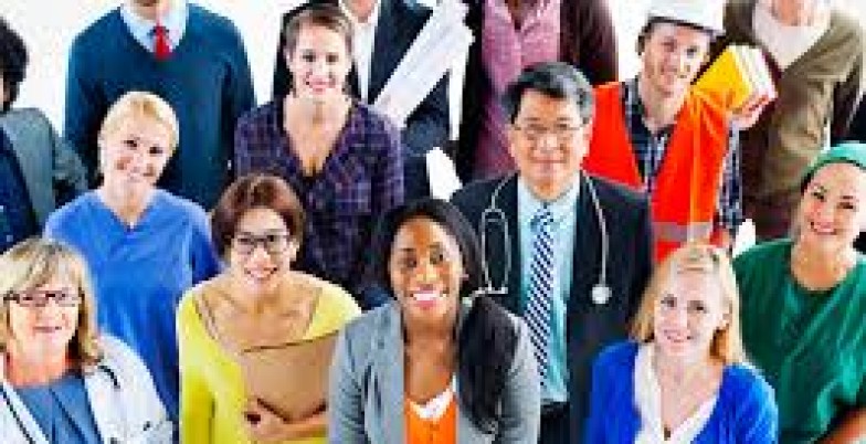 Ano começa com medidas que beneficiam o bolso e a saúde do trabalhador trabalhadores sorrindo 9aedd